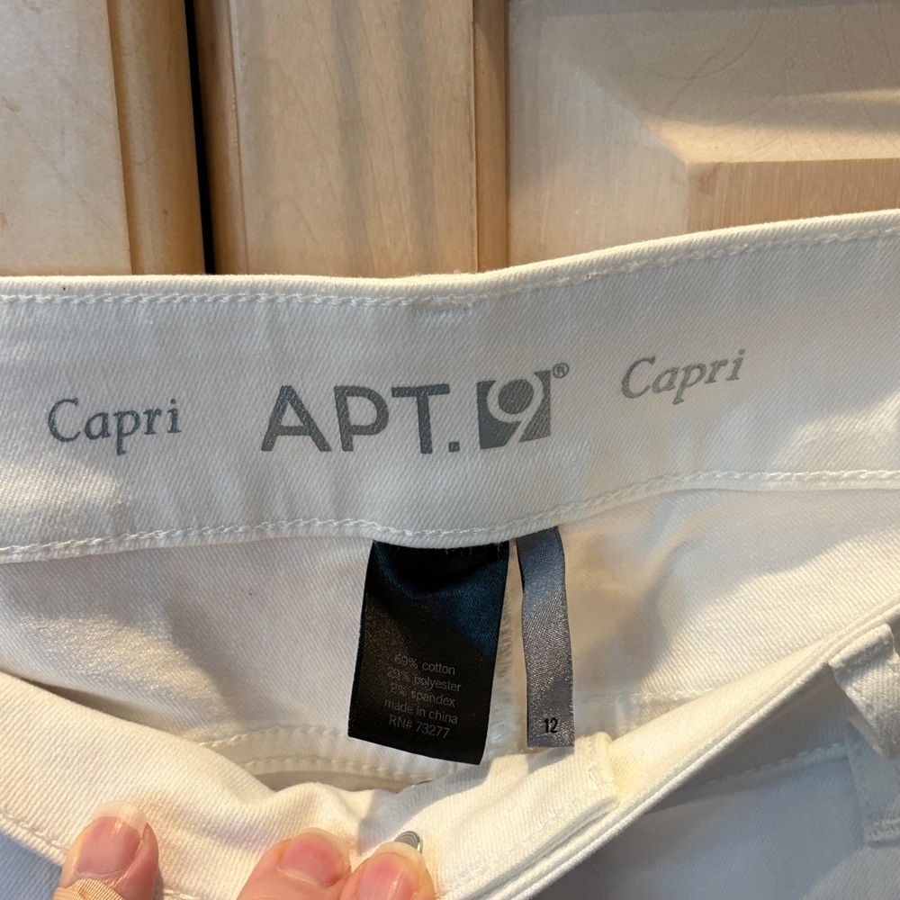 Apt. 9 Women's White Cuffed Capri Jeans Size 12 - Picture 2 of 10